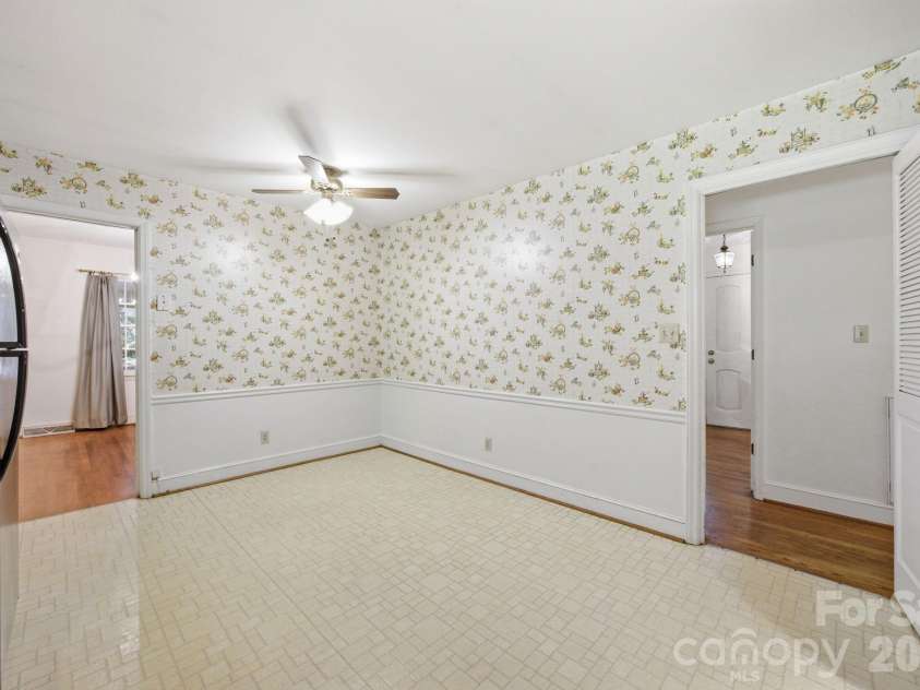 8801 Holiday Drive, Charlotte, NC 28215.  MLS# CAR4394850, YatesRealty ID 32537. 
