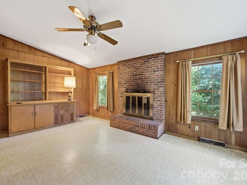 8801 Holiday Drive, Charlotte, NC 28215.  MLS# CAR4394850, YatesRealty ID 32537. 
