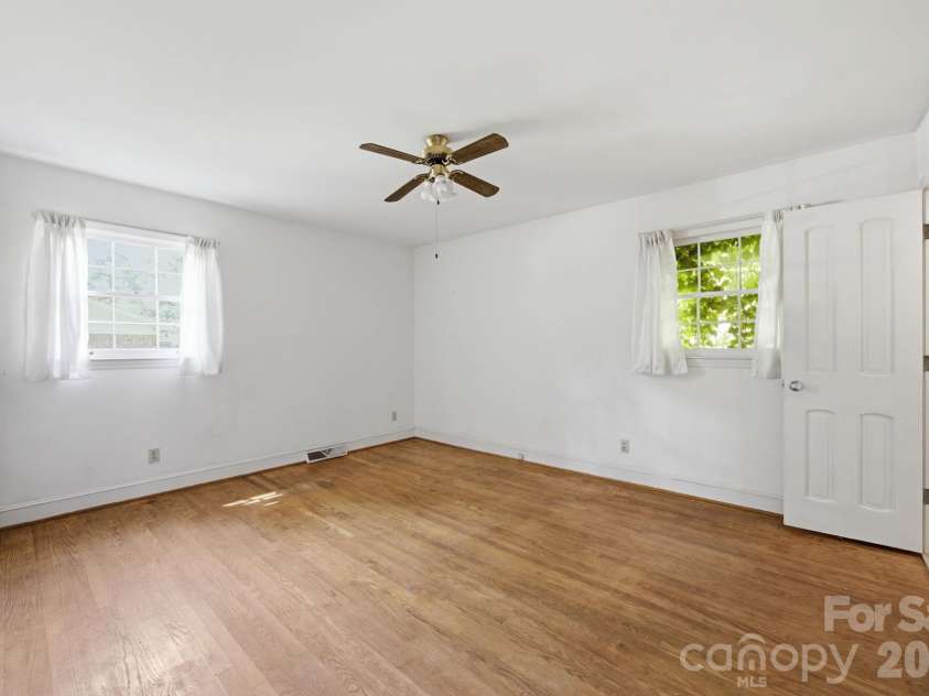 8801 Holiday Drive, Charlotte, NC 28215.  MLS# CAR4394850, YatesRealty ID 32537. 