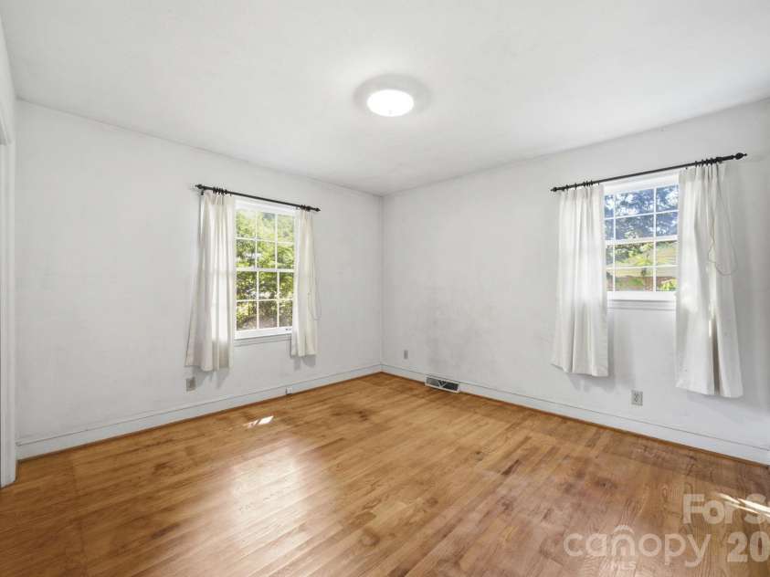 8801 Holiday Drive, Charlotte, NC 28215.  MLS# CAR4394850, YatesRealty ID 32537. 