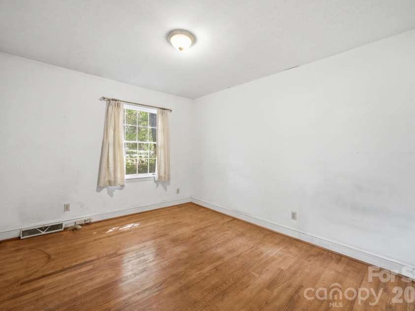 8801 Holiday Drive, Charlotte, NC 28215.  MLS# CAR4394850, YatesRealty ID 32537. 