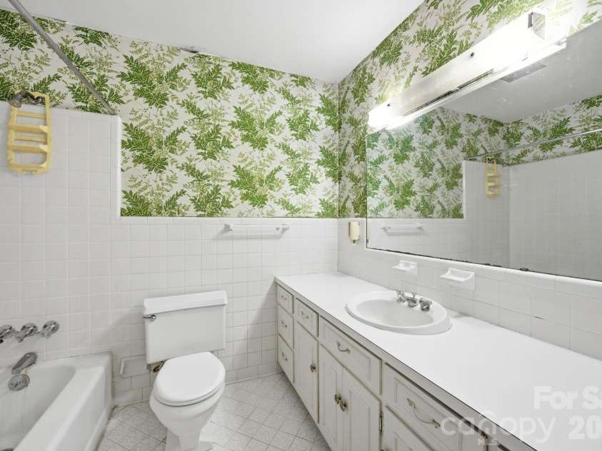 8801 Holiday Drive, Charlotte, NC 28215.  MLS# CAR4394850, YatesRealty ID 32537. 