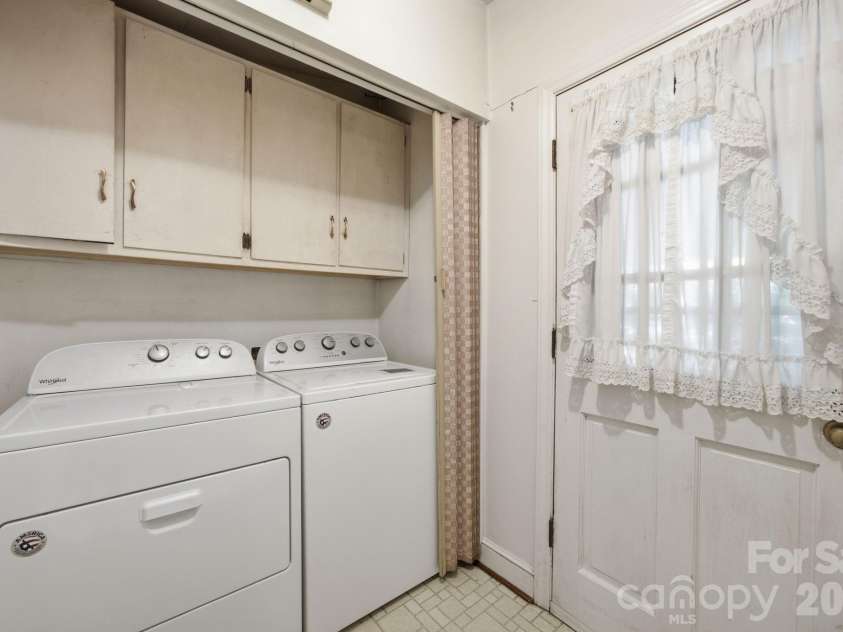8801 Holiday Drive, Charlotte, NC 28215.  MLS# CAR4394850, YatesRealty ID 32537. 
