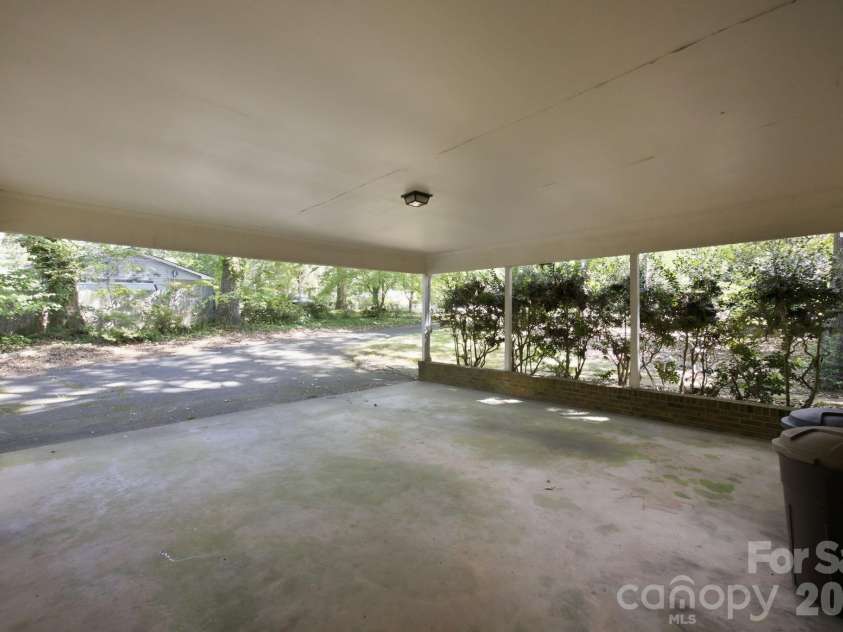 8801 Holiday Drive, Charlotte, NC 28215.  MLS# CAR4394850, YatesRealty ID 32537. 