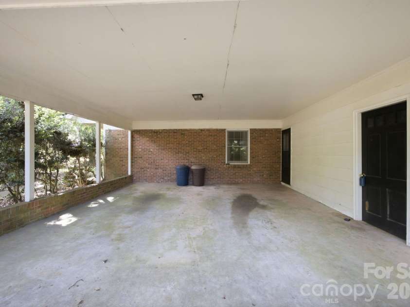 8801 Holiday Drive, Charlotte, NC 28215.  MLS# CAR4394850, YatesRealty ID 32537. 