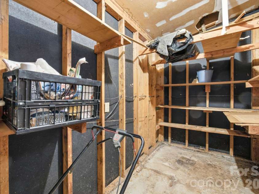 8801 Holiday Drive, Charlotte, NC 28215.  MLS# CAR4394850, YatesRealty ID 32537. 