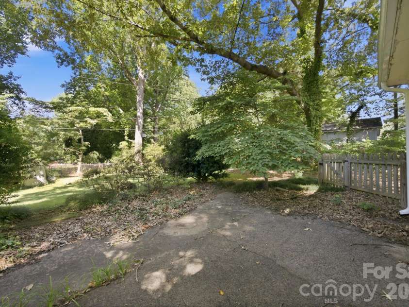 8801 Holiday Drive, Charlotte, NC 28215.  MLS# CAR4394850, YatesRealty ID 32537. 