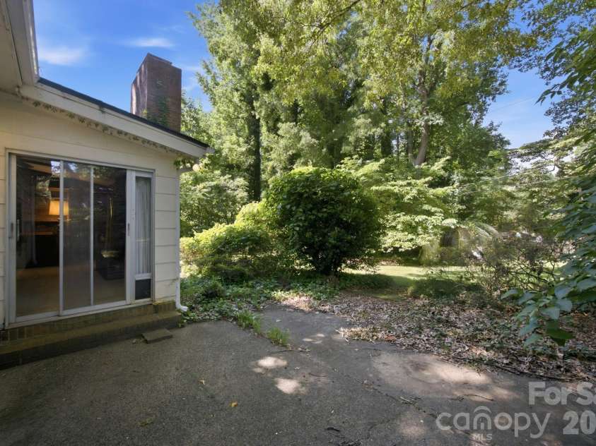 8801 Holiday Drive, Charlotte, NC 28215.  MLS# CAR4394850, YatesRealty ID 32537. 
