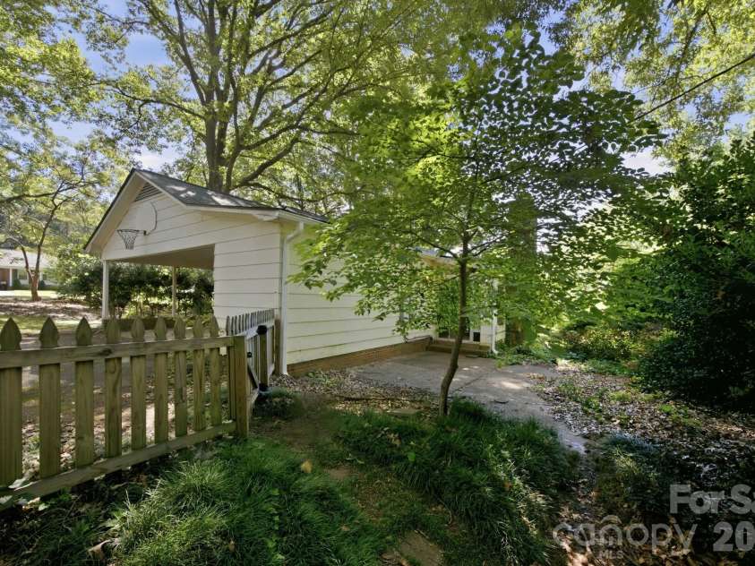 8801 Holiday Drive, Charlotte, NC 28215.  MLS# CAR4394850, YatesRealty ID 32537. 