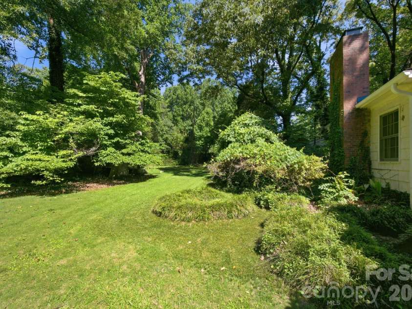 8801 Holiday Drive, Charlotte, NC 28215.  MLS# CAR4394850, YatesRealty ID 32537. 