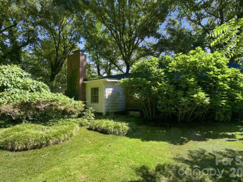 8801 Holiday Drive, Charlotte, NC 28215.  MLS# CAR4394850, YatesRealty ID 32537. 