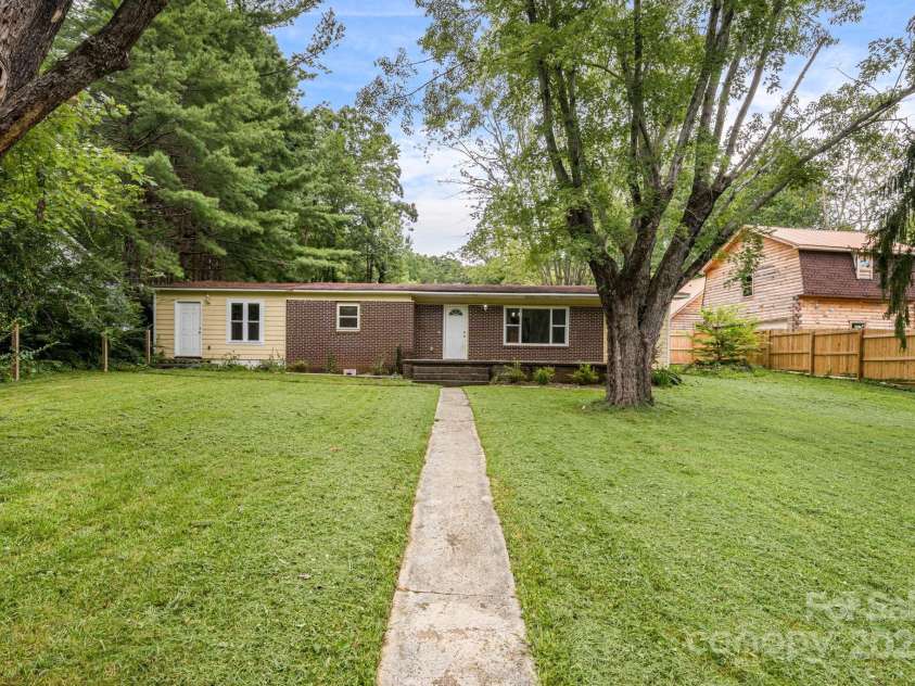 230 Northwest Avenue, Swannanoa, NC 28778.  MLS# CAR4292733, YatesRealty ID 32538. 