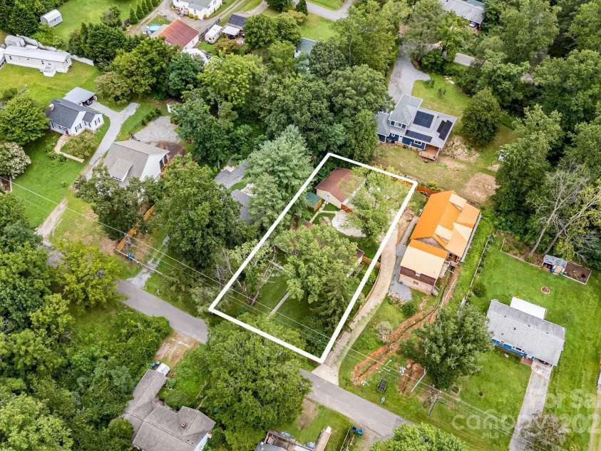 230 Northwest Avenue, Swannanoa, NC 28778.  MLS# CAR4292733, YatesRealty ID 32538. 