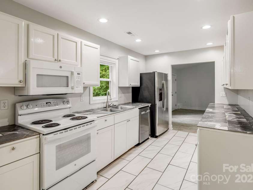 230 Northwest Avenue, Swannanoa, NC 28778.  MLS# CAR4292733, YatesRealty ID 32538. 