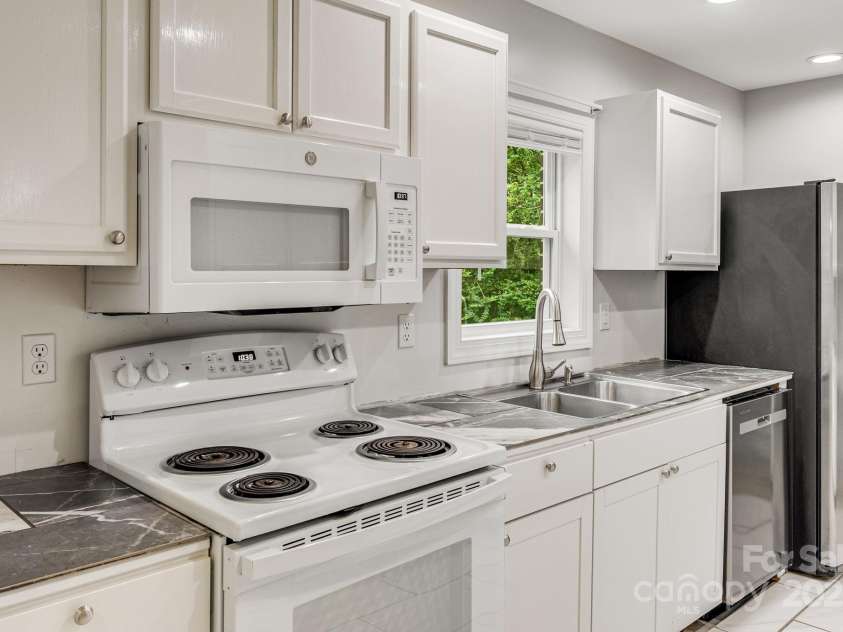 230 Northwest Avenue, Swannanoa, NC 28778.  MLS# CAR4292733, YatesRealty ID 32538. 