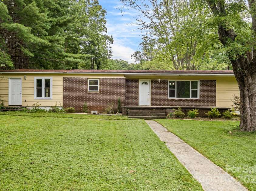 230 Northwest Avenue, Swannanoa, NC 28778.  MLS# CAR4292733, YatesRealty ID 32538. 