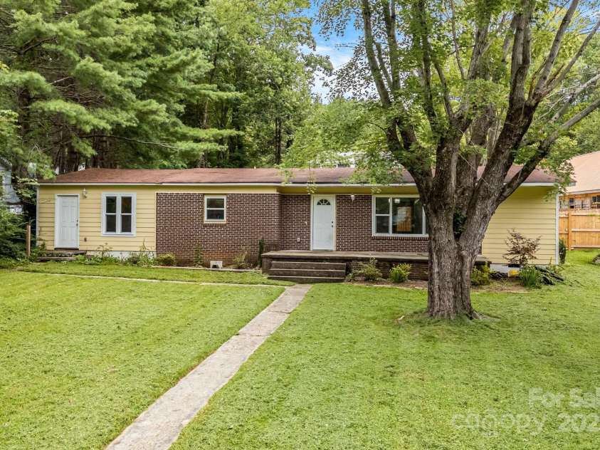 230 Northwest Avenue, Swannanoa, NC 28778.  MLS# CAR4292733, YatesRealty ID 32538. 
