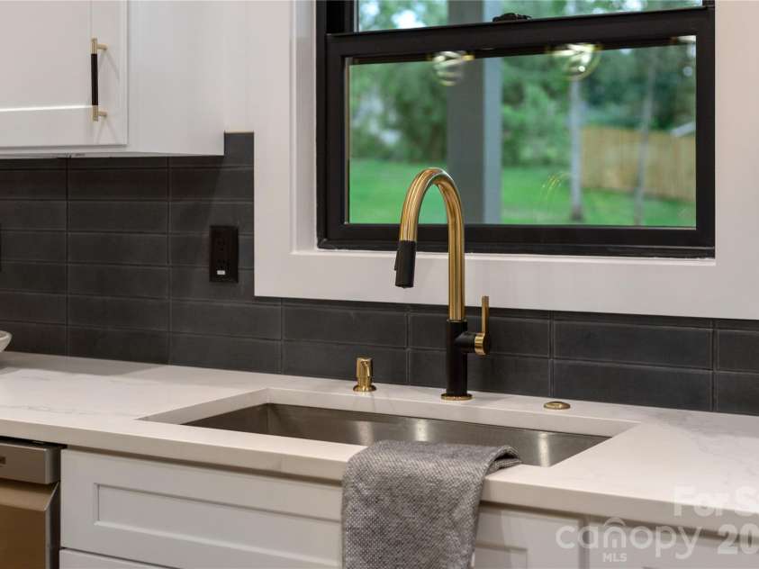 47 Scott Meadows Drive, Asheville, NC 28806.  MLS# CAR4390833, YatesRealty ID 32540. Kitchen Sink