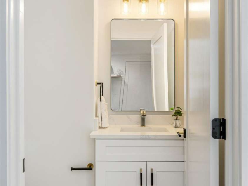 47 Scott Meadows Drive, Asheville, NC 28806.  MLS# CAR4390833, YatesRealty ID 32540. Main Level Half Bath