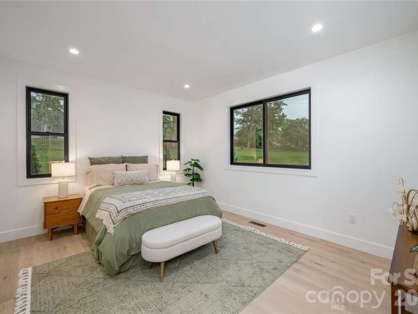 47 Scott Meadows Drive, Asheville, NC 28806.  MLS# CAR4390833, YatesRealty ID 32540. Main level Primary Suite