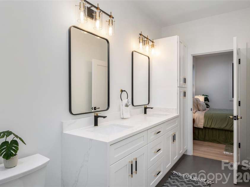 47 Scott Meadows Drive, Asheville, NC 28806.  MLS# CAR4390833, YatesRealty ID 32540. Primary Bath