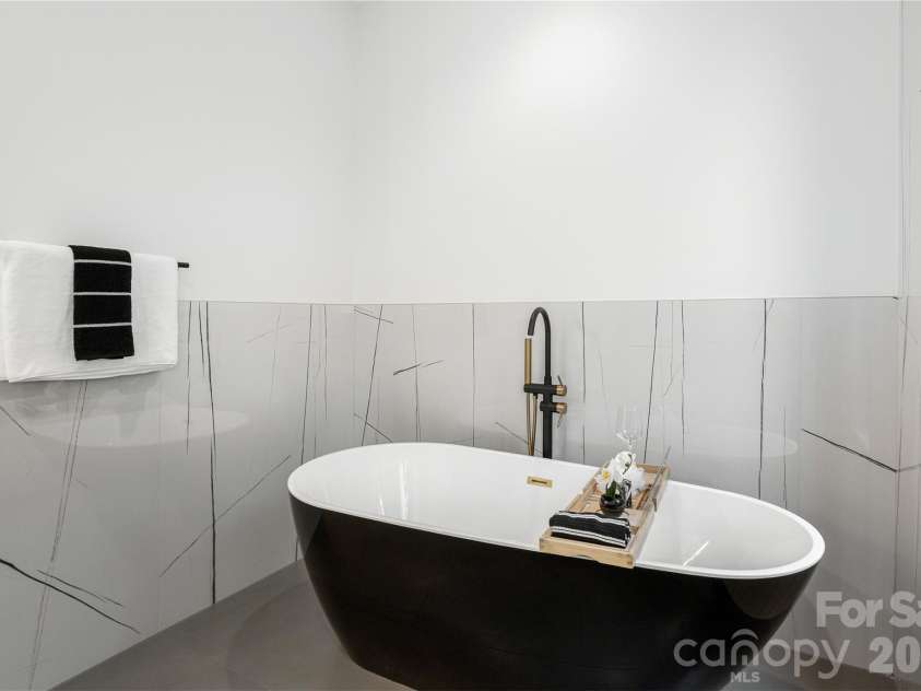 47 Scott Meadows Drive, Asheville, NC 28806.  MLS# CAR4390833, YatesRealty ID 32540. Primary Bath