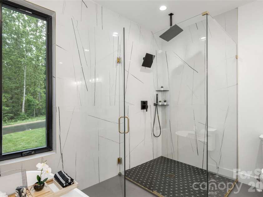 47 Scott Meadows Drive, Asheville, NC 28806.  MLS# CAR4390833, YatesRealty ID 32540. Primary Shower