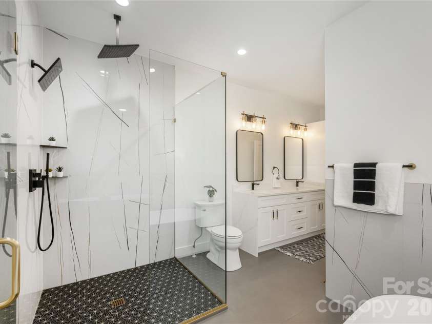 47 Scott Meadows Drive, Asheville, NC 28806.  MLS# CAR4390833, YatesRealty ID 32540. Primary Shower