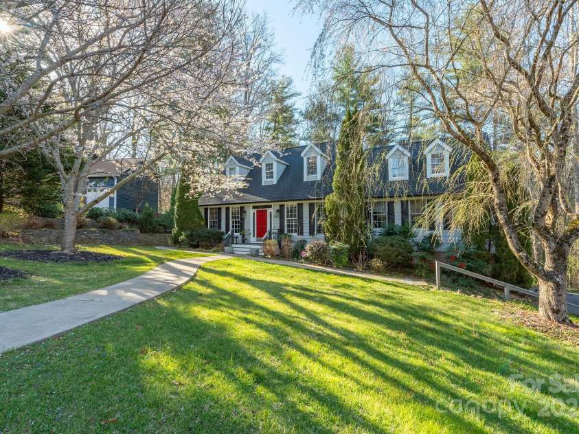 3 Lornelle Place, Asheville, NC 28804.  MLS# CAR4290670, YatesRealty ID 32541. Beautiful 0.53 Acre Property