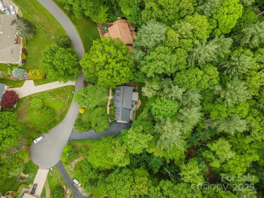 3 Lornelle Place, Asheville, NC 28804.  MLS# CAR4290670, YatesRealty ID 32541. Cul-de-sac Living