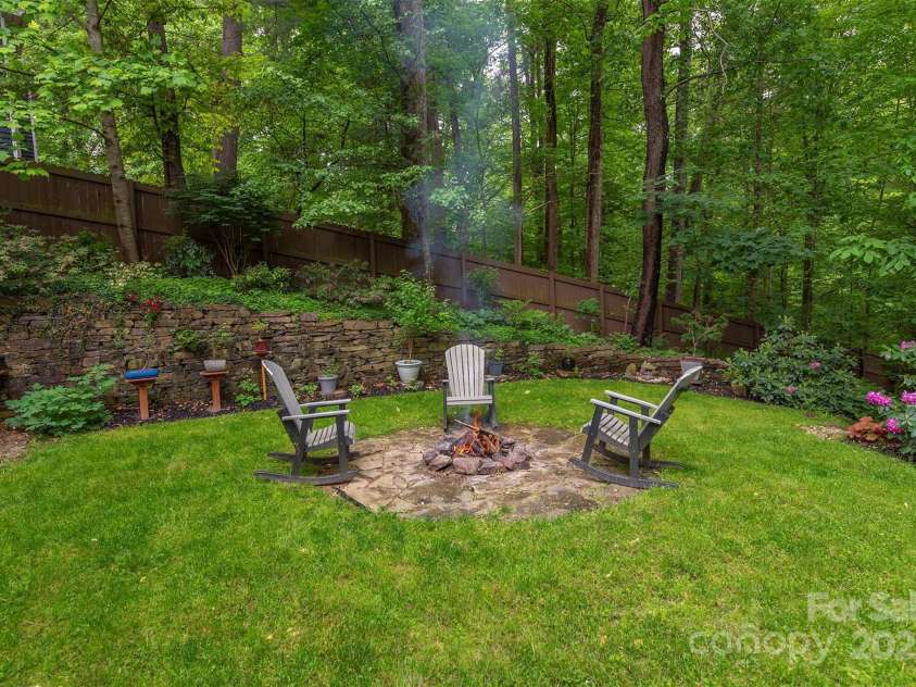 3 Lornelle Place, Asheville, NC 28804.  MLS# CAR4290670, YatesRealty ID 32541. Invite Friends Over for Fun
