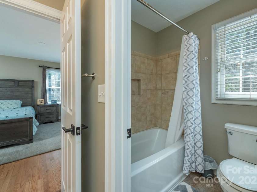 3 Lornelle Place, Asheville, NC 28804.  MLS# CAR4290670, YatesRealty ID 32541. Jack and Jill Upstairs Bath