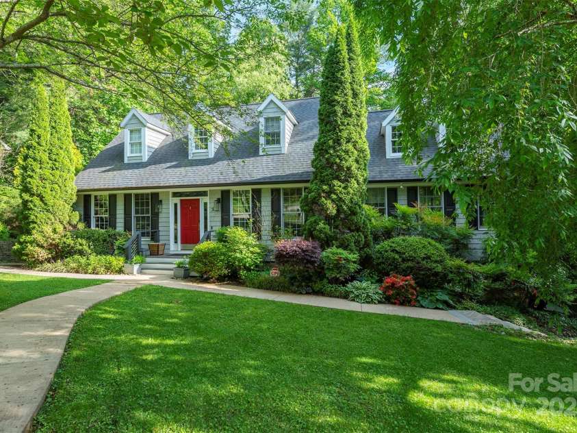 3 Lornelle Place, Asheville, NC 28804.  MLS# CAR4290670, YatesRealty ID 32541. Professionally Landscaped
