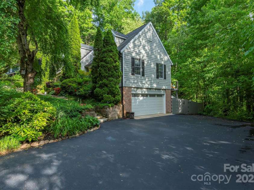3 Lornelle Place, Asheville, NC 28804.  MLS# CAR4290670, YatesRealty ID 32541. Spacious Two Car Garage