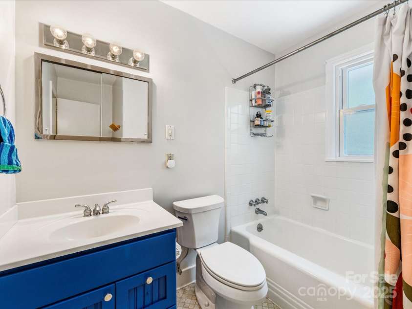 3200 Spring Valley Road, Charlotte, NC 28210.  MLS# CAR4279163, YatesRealty ID 32544. Full Bathroom (upstairs)