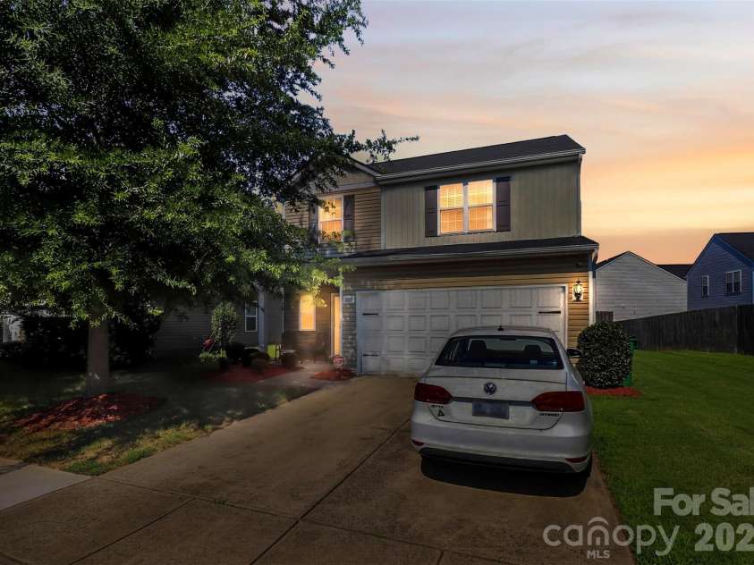 7803 Paper Birch Drive, Charlotte, NC 28215.  MLS# CAR4395312, YatesRealty ID 32544. 