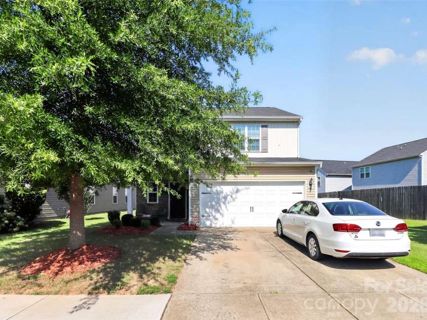 7803 Paper Birch Drive, Charlotte, NC 28215.  MLS# CAR4395312, YatesRealty ID 32544. 