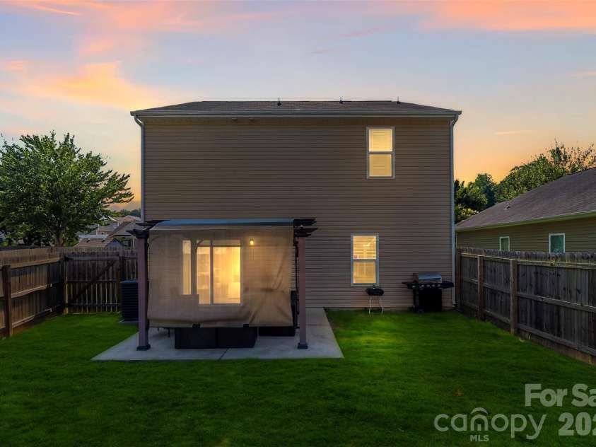 7803 Paper Birch Drive, Charlotte, NC 28215.  MLS# CAR4395312, YatesRealty ID 32544. 