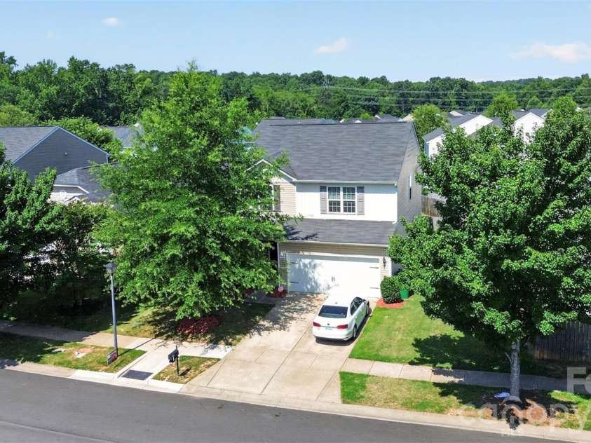 7803 Paper Birch Drive, Charlotte, NC 28215.  MLS# CAR4395312, YatesRealty ID 32544. 