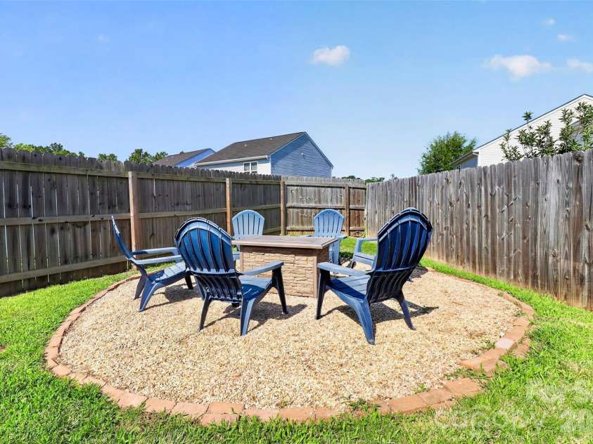 7803 Paper Birch Drive, Charlotte, NC 28215.  MLS# CAR4395312, YatesRealty ID 32544. 