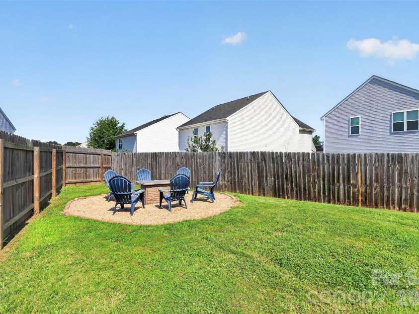 7803 Paper Birch Drive, Charlotte, NC 28215.  MLS# CAR4395312, YatesRealty ID 32544. 
