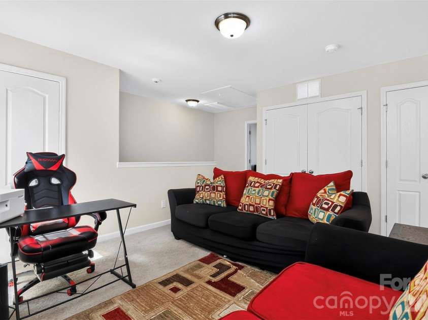 7803 Paper Birch Drive, Charlotte, NC 28215.  MLS# CAR4395312, YatesRealty ID 32544. Loft