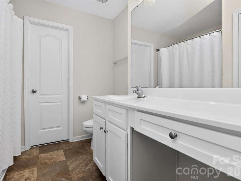 7803 Paper Birch Drive, Charlotte, NC 28215.  MLS# CAR4395312, YatesRealty ID 32544. Primary Bathroom