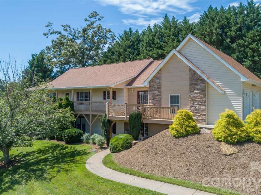 506 Brook Knoll Circle, Weaverville, NC 28787.  MLS# CAR4395332, YatesRealty ID 32546. 