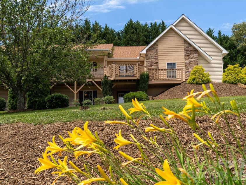 506 Brook Knoll Circle, Weaverville, NC 28787.  MLS# CAR4395332, YatesRealty ID 32546. 