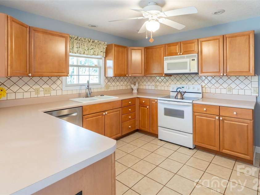 506 Brook Knoll Circle, Weaverville, NC 28787.  MLS# CAR4395332, YatesRealty ID 32546. 