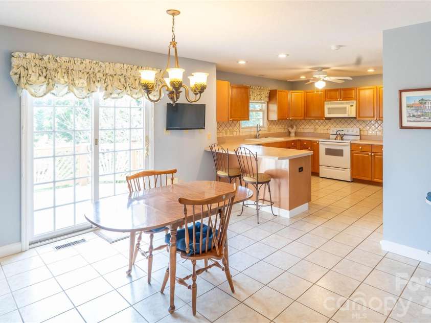 506 Brook Knoll Circle, Weaverville, NC 28787.  MLS# CAR4395332, YatesRealty ID 32546. 