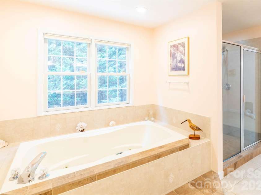 506 Brook Knoll Circle, Weaverville, NC 28787.  MLS# CAR4395332, YatesRealty ID 32546. 