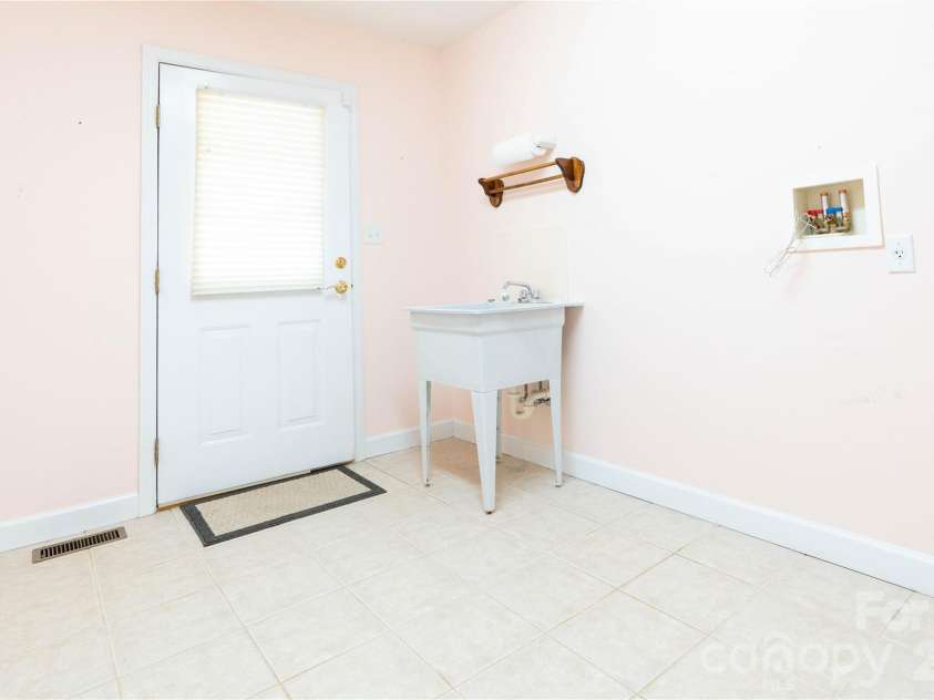 506 Brook Knoll Circle, Weaverville, NC 28787.  MLS# CAR4395332, YatesRealty ID 32546. 