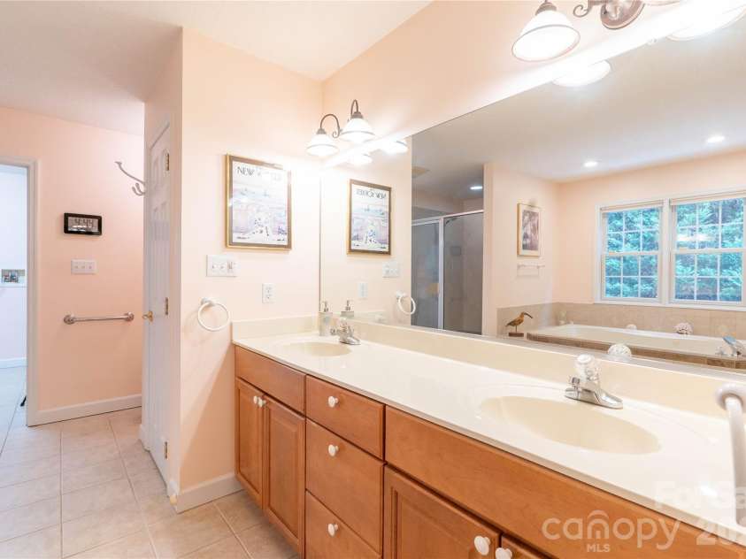506 Brook Knoll Circle, Weaverville, NC 28787.  MLS# CAR4395332, YatesRealty ID 32546. 